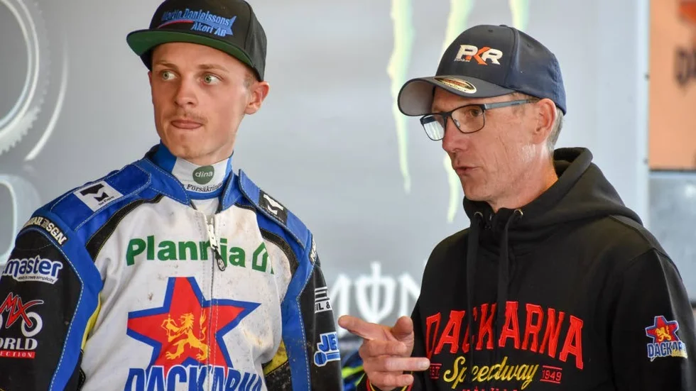 Jacob Thorssell och Peter Karlsson i samspråk i depån.