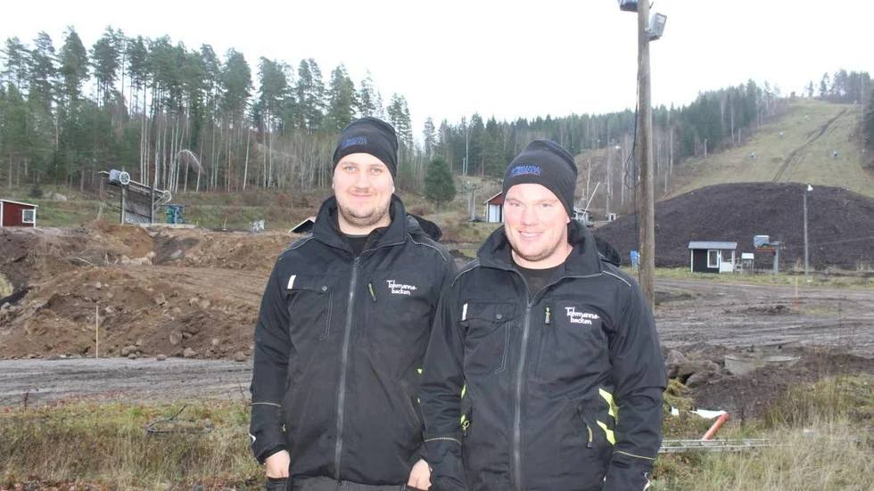 Rickard Johansson och Jonathan Bexell i mitten av till vänster barnbacken och till höger sparad snö