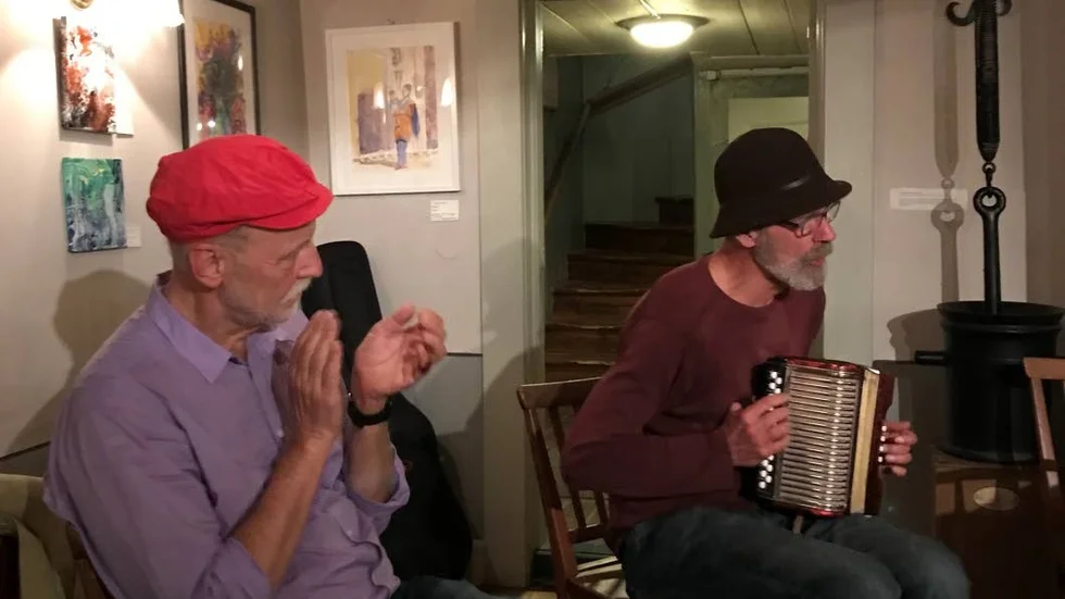 Jan  Hammarlund och Matte Lignell underhöll på valfesten på Café Columbia.