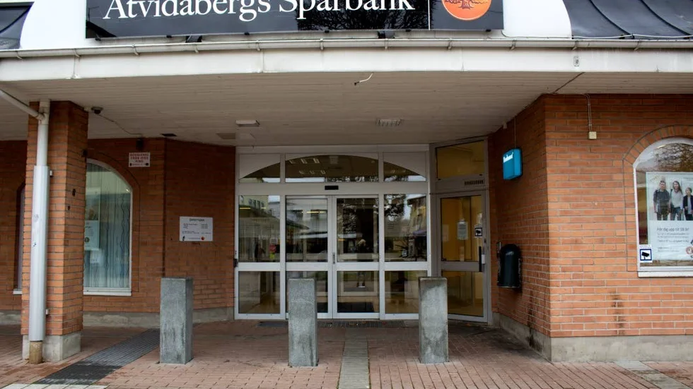 Betongstolparna ordnades utanför banken efter rånet 2008, då en bil backade in genom dörrarna.