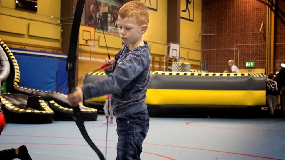 Oliver Hydén, 7 år, prövar pilbågeskytte och gör det med bravur.