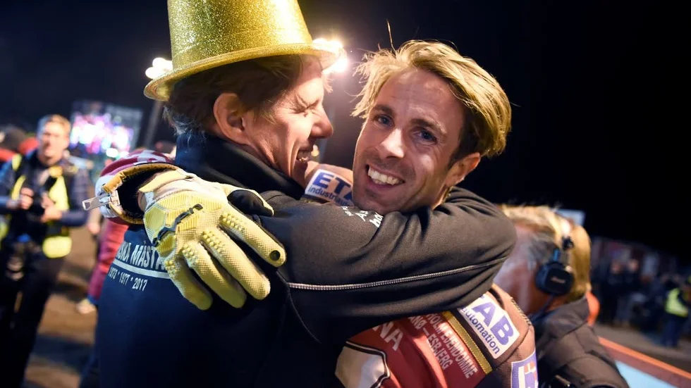 Jerker Eriksson i guldhatt kramar om en av hjältarna i laget: Niels-Kristian Iversen.