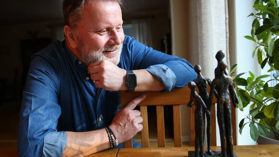Familjen betyder allt. Mats Erlandsson visar gärna den skulpterade familjesymbolen som han fick ett par dagar efter den lyckade levertransplantationen.