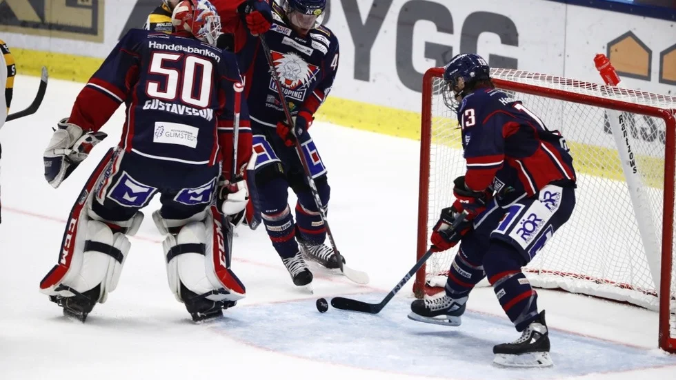 GÖTEBORG 20181021
Linköpings målvakt Jonas Gunnarsson får hjälp av Andrew Gordon i målet under söndagens fotbollsmatch i Allsvenskan mellan BK Häcken och Östersund på Bravida Arena.
Foto:  / TT kod