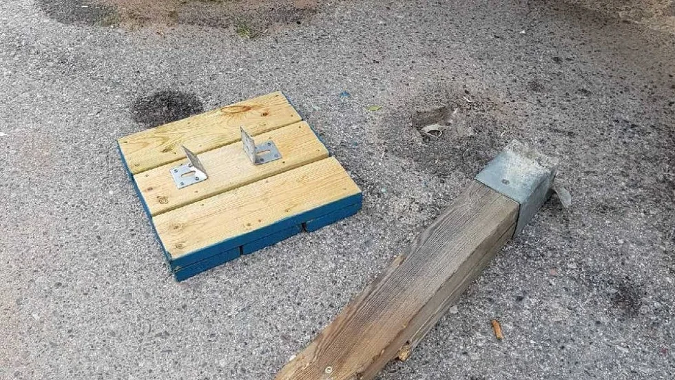 Ytterligare ett trasigt bord som mötte eleverna.