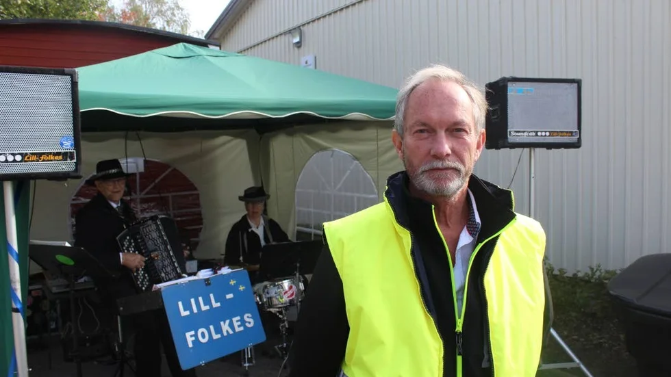 Marknadsgeneralen Dan Ahlin var mycket nöjd. I bakgrunden spelar Lill-Folkets. Det har de gjort i över 40 år på Ulrika marknad