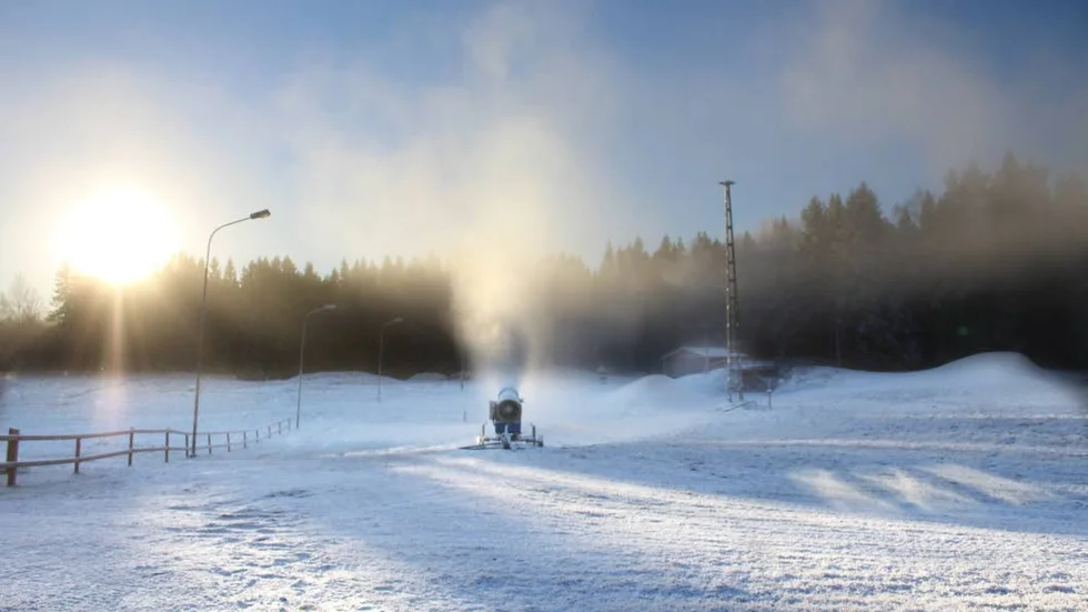 Perfekta förutsättningar. Lagom kallt, ingen vind. Snöhögarna växer.