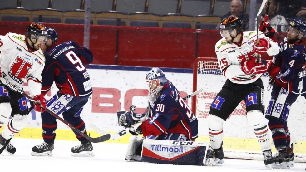 Linköping 20190117
Linköpings målvakt Jacob Johansson försöker få kontroll på pucken under torsdagens ishockeymatch i SHL mellan Linköping HC och Örebro BK i Saab Arena
Foto: Stefan Jerrevång / TT Kod: 60160