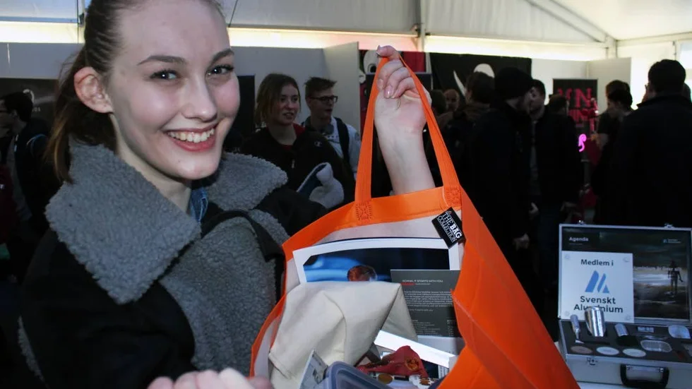 Daniela Lundqvist studerar kemisk analys. Nu har hon gått ett långt långt varv bland utställarna. "Det syns i påsen här, med allt gratismaterial", skrattar hon.