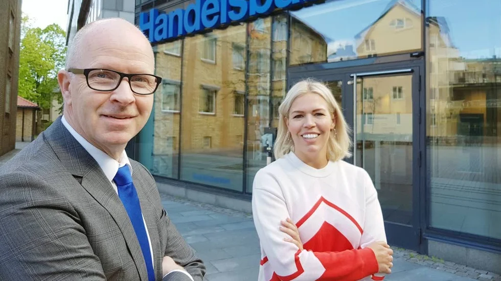 Jan-Erik Höög och Emma Lett på Handelsbanken vill ha studenter till en ny avdelning för kundservice.