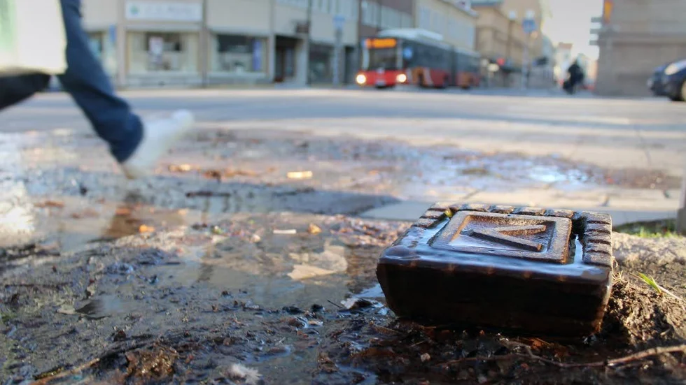Vattnet läcker ut, dygnet runt, från ventilen i korsningen Sankt Larsgatan/Kungsgatan.