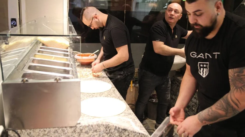 Marcel Munther, Moses Shaba och Nineb Shaba har fullt upp när fyra till fem gånger så många pizzor som vanligt ska levereras på en dag.