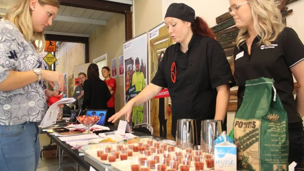 Emelie Johansson från Hultsfred stannade till hos Sandra Bergsten och Alexandra Wallerstedt, som presenterade kommunens serviceenhet och exempel på individanpassad kost, timbalkost som det heter.