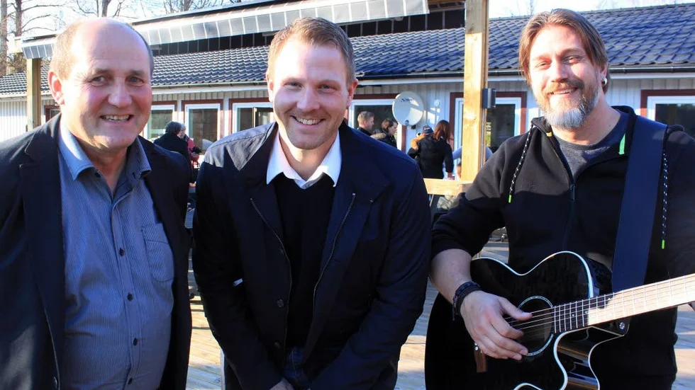 Valborgsfirandet vid Nossen har blivit en tradition för måntga Vimmerbybor. Lars-Göran Johansson, t.v, hoppas det kan fortsätta. På bilden även Marcus