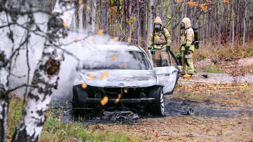 Rånarnas flyktbil, en silverfärgad BMW, sattes i brand i industriområdet Fågelsången.