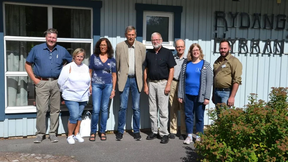 Politiker på plats i Rydsnäs. Fr v Anders Andersson (C), Gunilla Armsköld (S), Carl Rydberg (M), Sven-Inge Karlsson (C), Bengt Malm (KD) och Lina Masman (KD) och René Mraul, (MP)