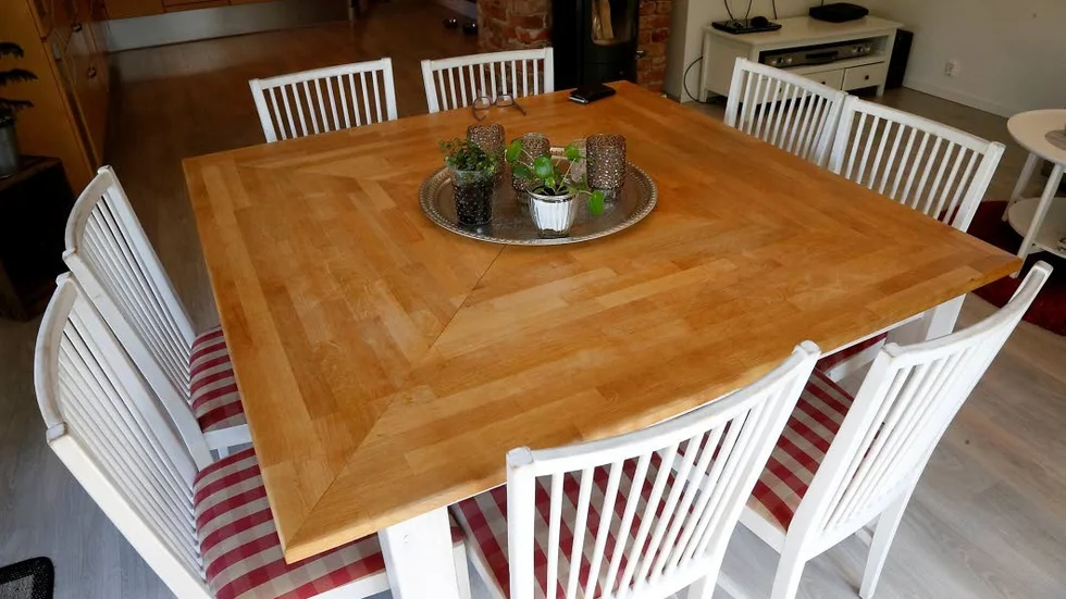 Bänkskivor sågade i fyra tårtbitar blev ett matbord med plats för många.