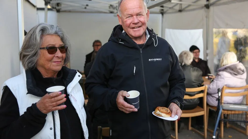 Linköpingsparet Margareta Och Lasse Persson lät sig väl smaka av kaffe och bulle som det bjöds på vid Centrala griftegården i Linköping.
