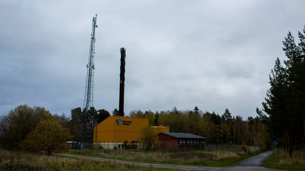 Tekniska verkens hetvattencentral i Lambohov. Den nuvarande skorstenen är 49 meter hög.