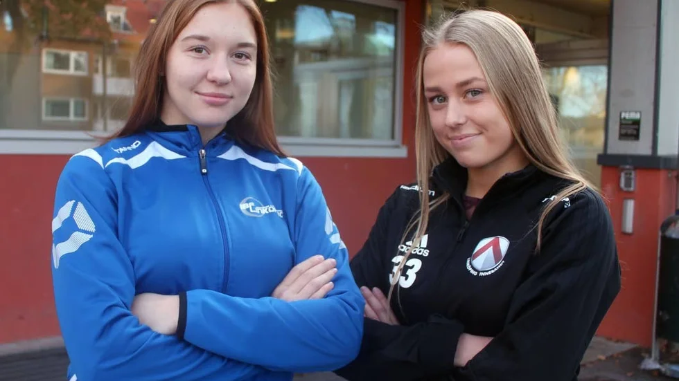 Derbydags. IBF Linköpings Julia Lindskog Törnqwist och Linköping IBK:s Josefine Nelly har spelat ihop i östgötalaget. Nu på söndag gör de upp om titeln bäst i Östergötland när IBF och Libk möts i allsvenskan.