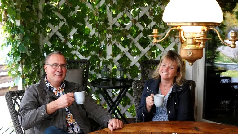 Uterummet. En kopp kaffe vid det runda bordet under humlen som klättrar i taket. Ja, det är njutning!