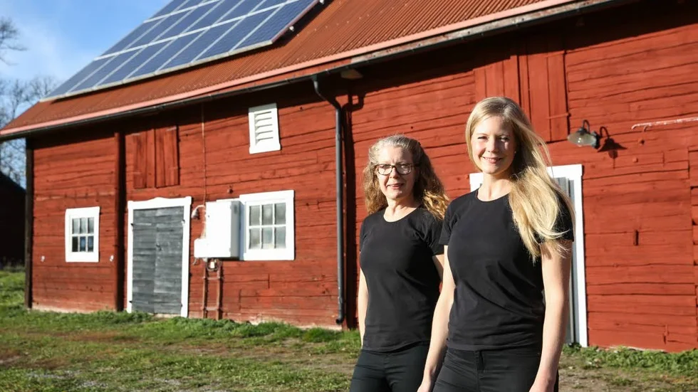 Den gamla ladugården stod tom och outnyttjad, men inte längre. Här driver Annelie Sandén och Sofia Fälth det nystartade företaget Found on the Ground AB. För miljömässig energi har ladugårdstaket försetts med solpaneler. Foto: Stefan Holgersson
