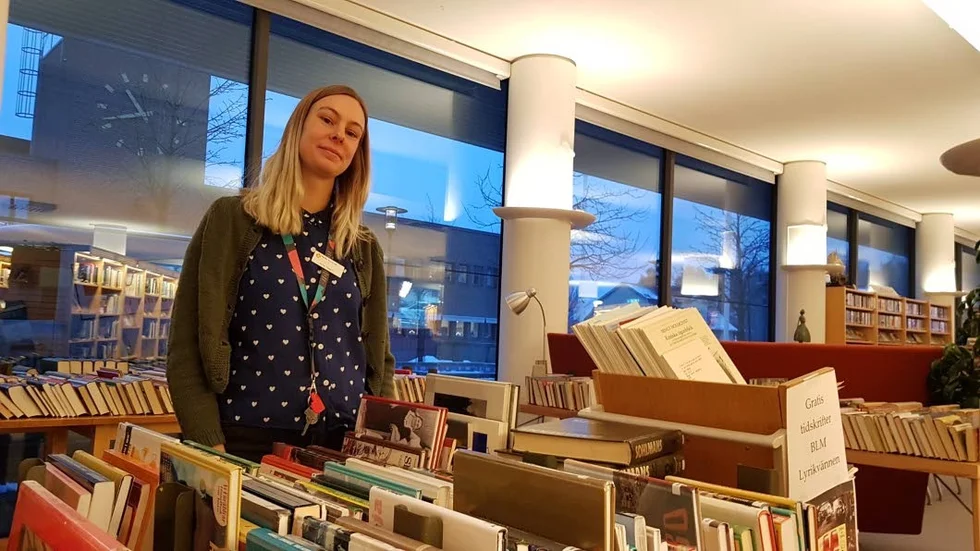 Det finns gott om böcker på borden, och Anna Hagelin har ännu fler i källaren.