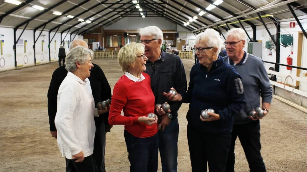 Många glada skratt blir det när Motalapensionärerna träffas för att spelas boule. Från vänster Robert Ekinge (skymd), Astrid Ekinge, Gunvor Emilsson. Håkan Frisén, Marita Larsson och Sven-Olof Abrahamsson.