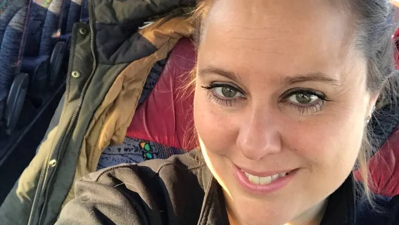 Längst fram i ett stort, tungt fordon – så tillbringar Erica sina arbetsdagar. Förr var hon chaufför, i dag är hon trafikskolelärare.