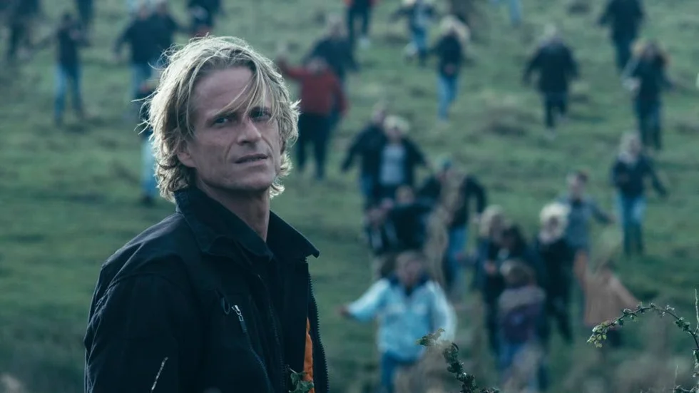 Antihjälten Nils (Jonas Malmsjö) försöker överleva i ”Operation Ragnarök”.