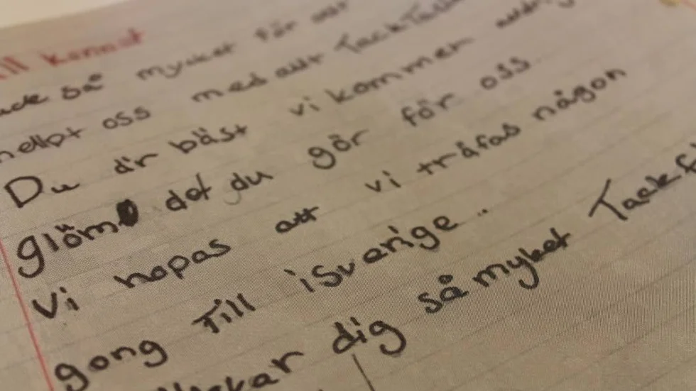 Barnen som levt större delen av sina liv i Åtvidaberg längtar hem och skriver till mamma Vloras arbetsgivare Kenneth Axelsson med hopp om att åter få träffas i Sverige.