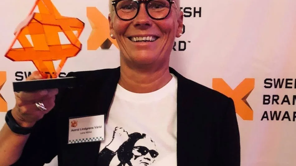 Lena Möller, marknadschef för Astrid Lindgrens Värld, med årets Swedish Brand Awards som ALV vann på torsdagskvällen.