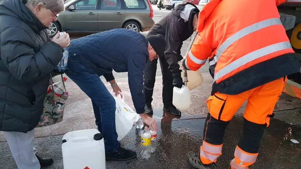 Stor vattenläcka i Boxholm. Lars Nykvist (i mitten) har fått vänta länge på att få sina flaskor påfyllda och är kritisk till Boxholms krisberedskap.