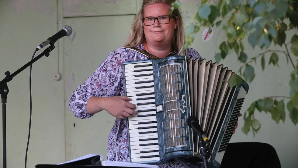 Milan Holmberg på dragspel.