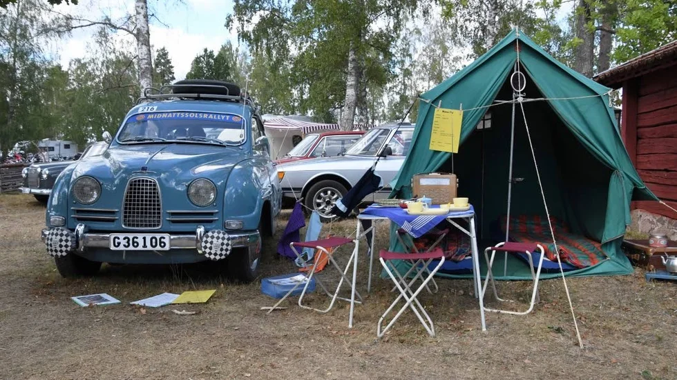 Sibylla Gustafsson och Lasse Björk campade intill sin SAAB 96 från 1961 i ett tidstypiskt ryggåstält från 60-talet.