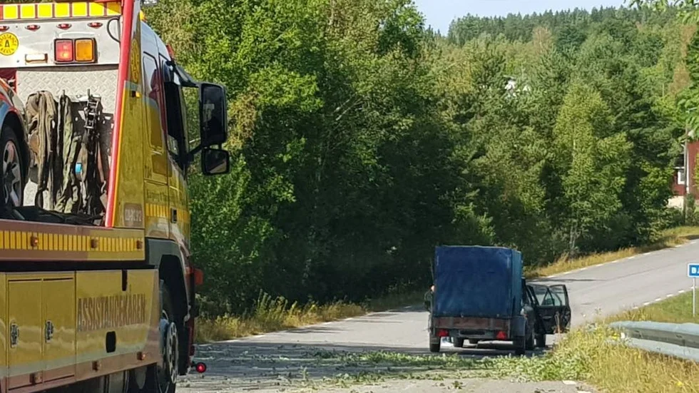 En bärgningsbil råkade passera medan familjen väntade kvar på platsen, men bilen behövde inte bärgas.