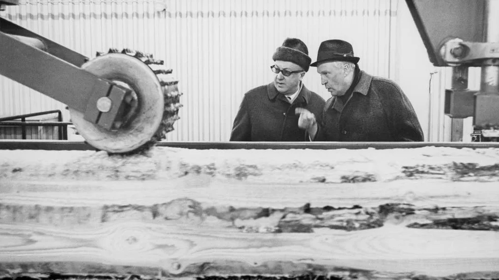 Landshövding Per Eckerberg och direktör Eric Norrefeldt, Skogsägararna, granskar tekniken.