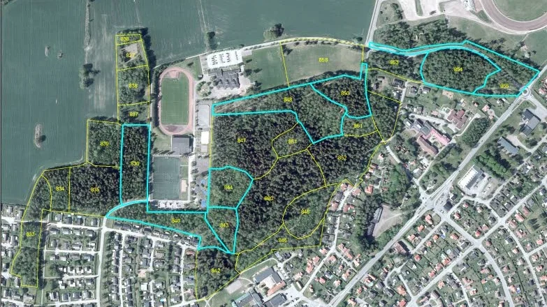 Söder och öster om Klämmestorpskolan i Mantorp finns områden där skogsarbetena har försenats.