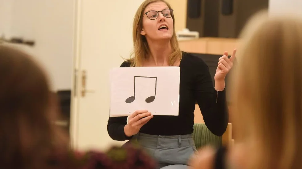 Kantor Petra Nilsson lär barnen om noter.
