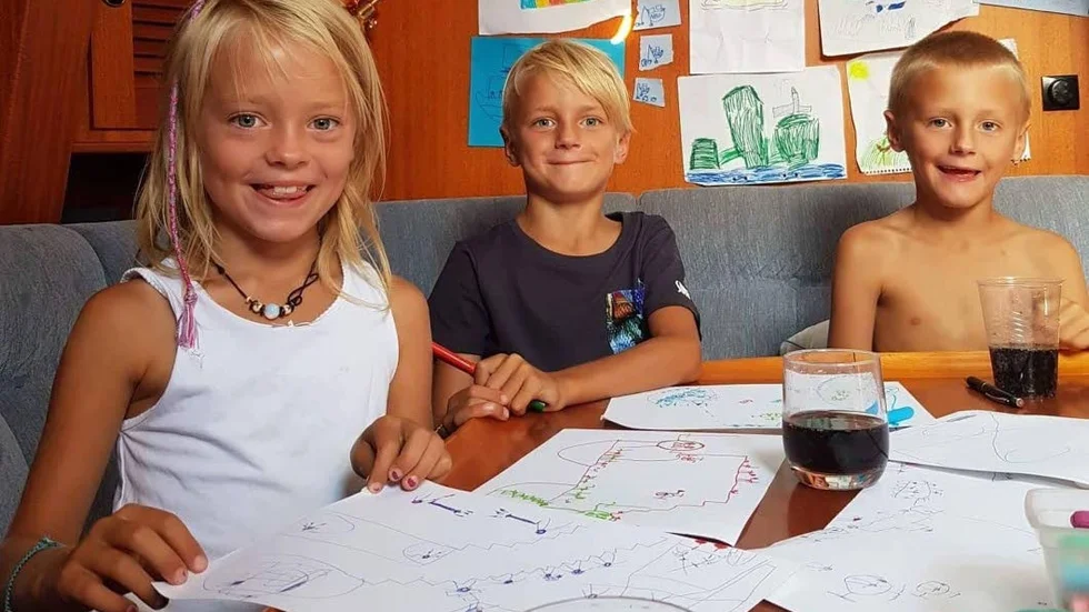 Trillingarna har skola ombord och skriver och läser om alla länder och djur som kommer i deras väg.