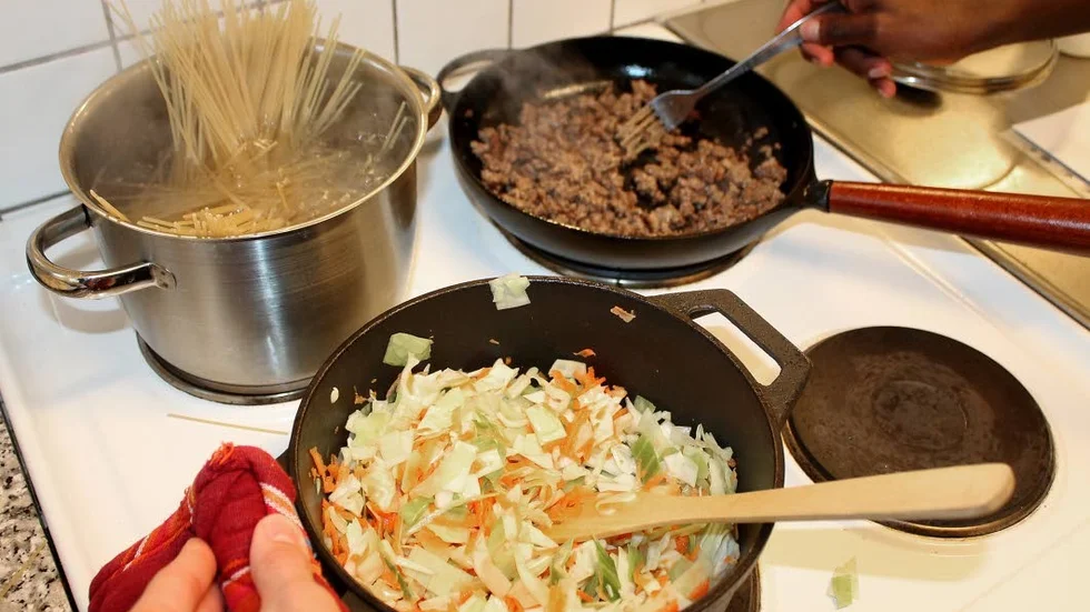 Pasta, köttfärs och vitkålsfräs. Allt är under kontroll.
