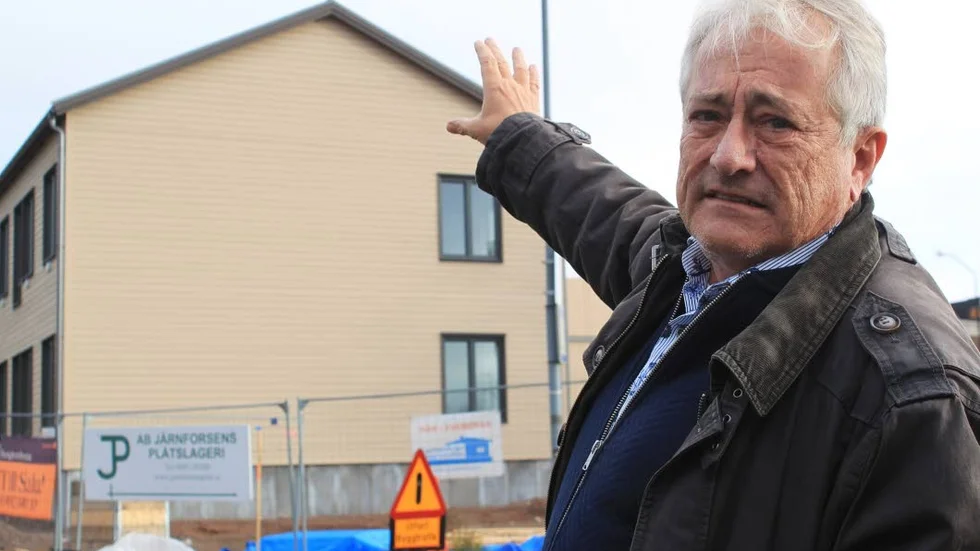 "Det här är ett exempel på hus som inte passar i Vimmerbys stadsmiljö, med liggande panel", tycker Mikael Sandström.
