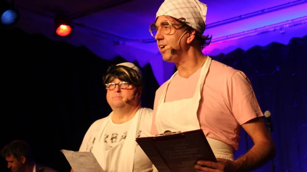 Håkan Windahl och Mikael jönsson agerade skolmattanter på scen