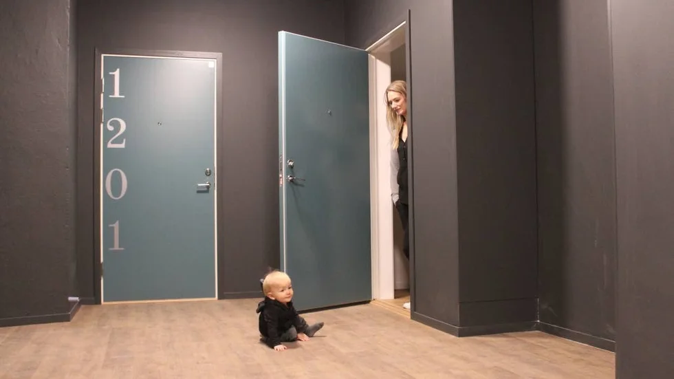 Hemma. Allan Holmström, som snart fyller ett år, bekantar sig med sitt nya hem tillsammans med mamma Lina Holmström.
