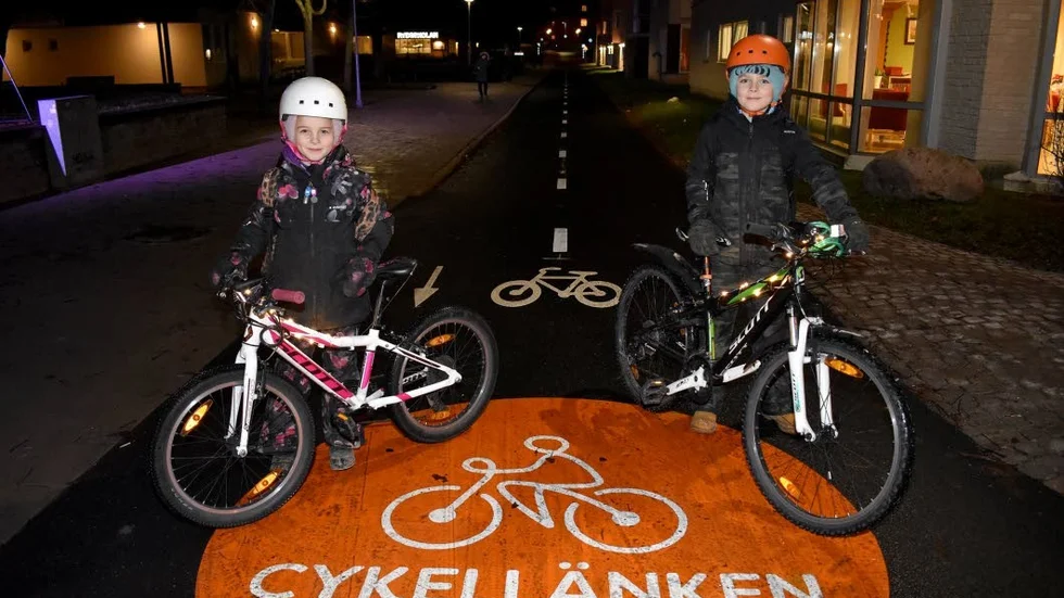Freja och Malte Viktor, 7 och 8 år gamla, tycker att den nya cykellänken mellan centrum och Ryd är jättebra.