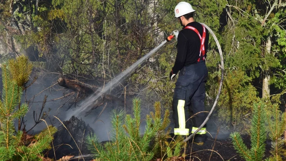 Då branden hade trängt djupt ner i marken så gick det åt mycket vatten för att bekämpa elden.