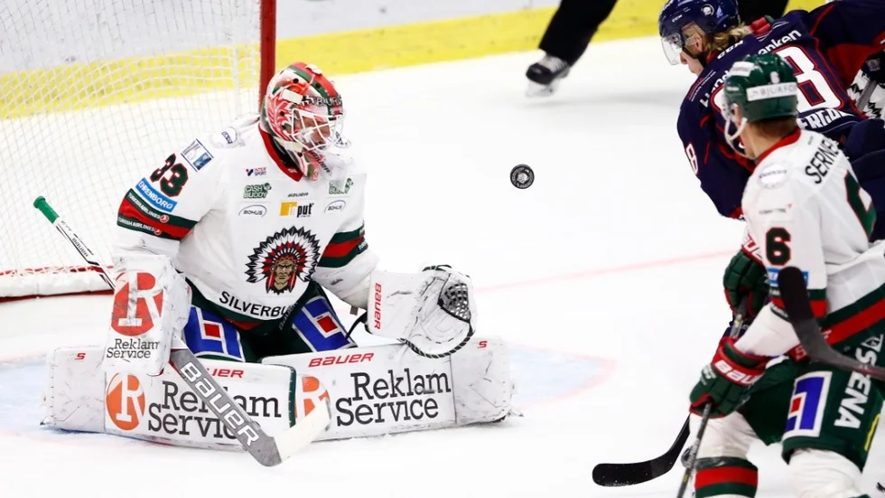 LINKÖPING 20181023
Linköpings Johan Södergran testar Frölundas målvakt Johan Mattsson under tisdagens ishockeymatch i SHL mellan Linköping HC och Frölunda HC på Saab Arena.
Foto: Stefan Jerrevång / TT / kod 60160