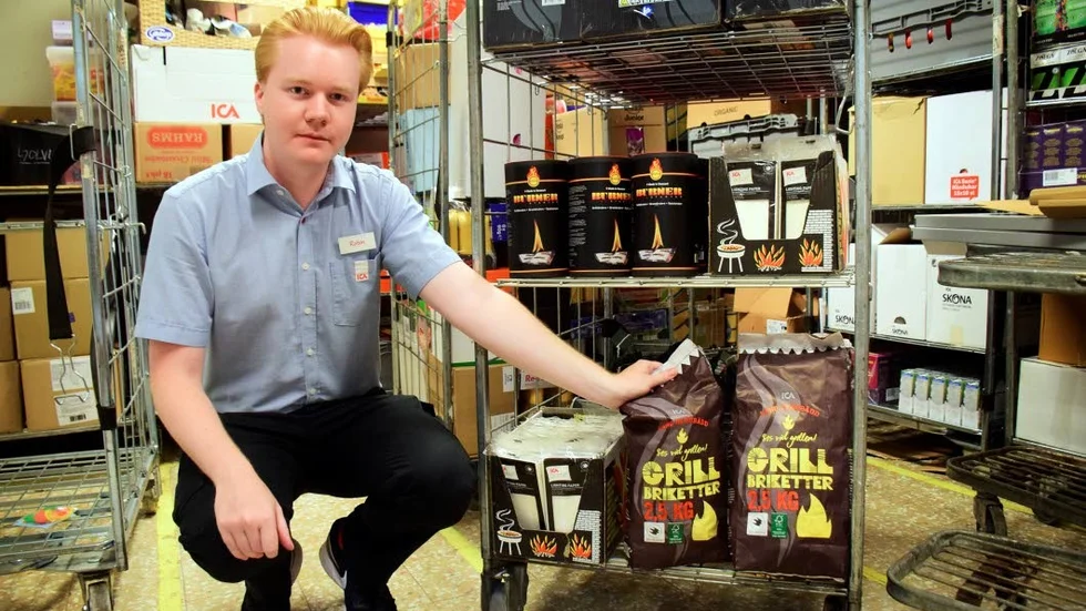 På Ica Nära Hultsfed har grillkol och tändkuber plockats in på lagret. Butikschef Robin Dovnäs menar att de vill hjälpa till nu när brandriksen är stor.