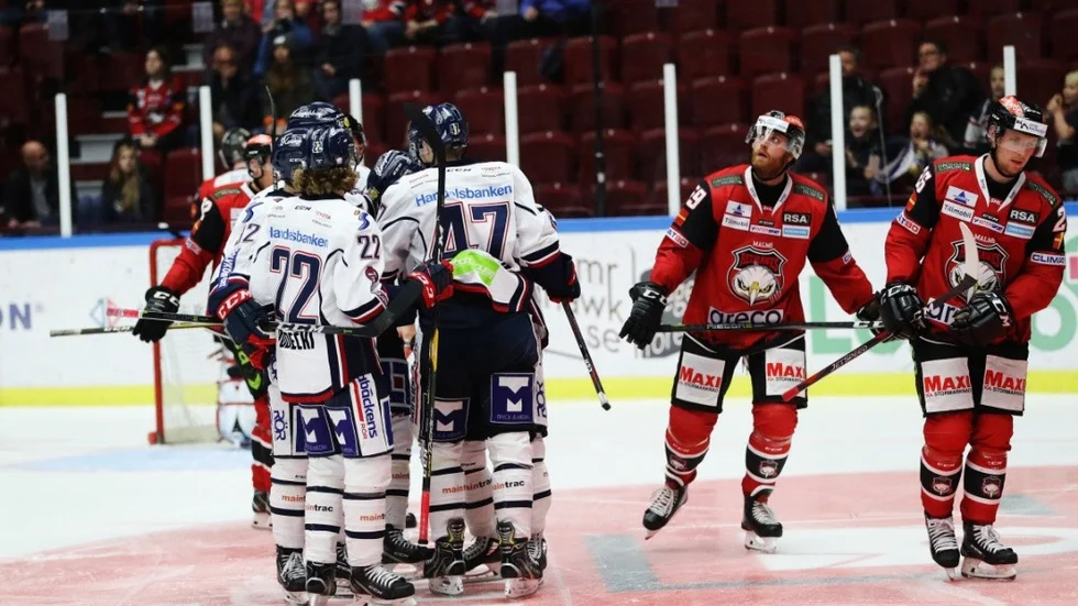 MALMÖ 20181025
Glädje när Linköpings Andrew Gordon gör1-2 under torsdagens ishockeymatch i SHL mellan IF Malmö Redhawks och Linköping HC i Malmö Arena.
Foto: Andreas Hillergren / TT / kod 10600