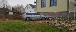 Bilist körde in i hus